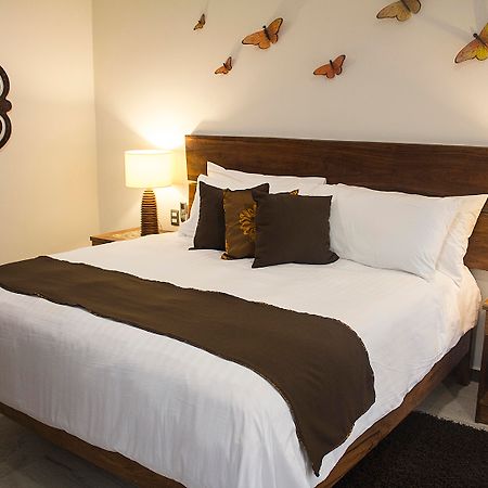 Casa Ticul Hotel Boutique - 5Th Ave (Adults Only) Плая-дель-Кармен Экстерьер фото A bed with a bed runner